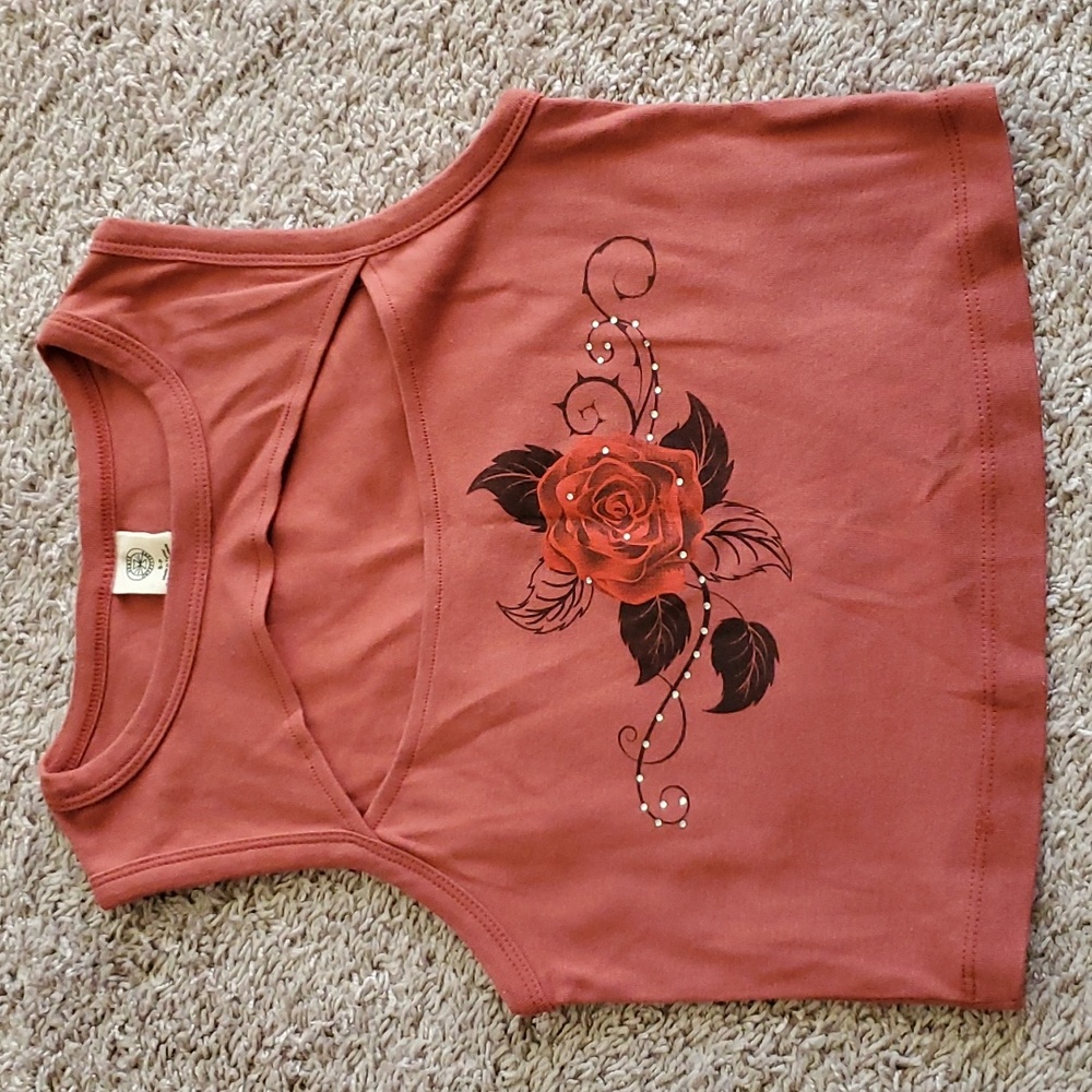 UO Rose Cutout top 🌹